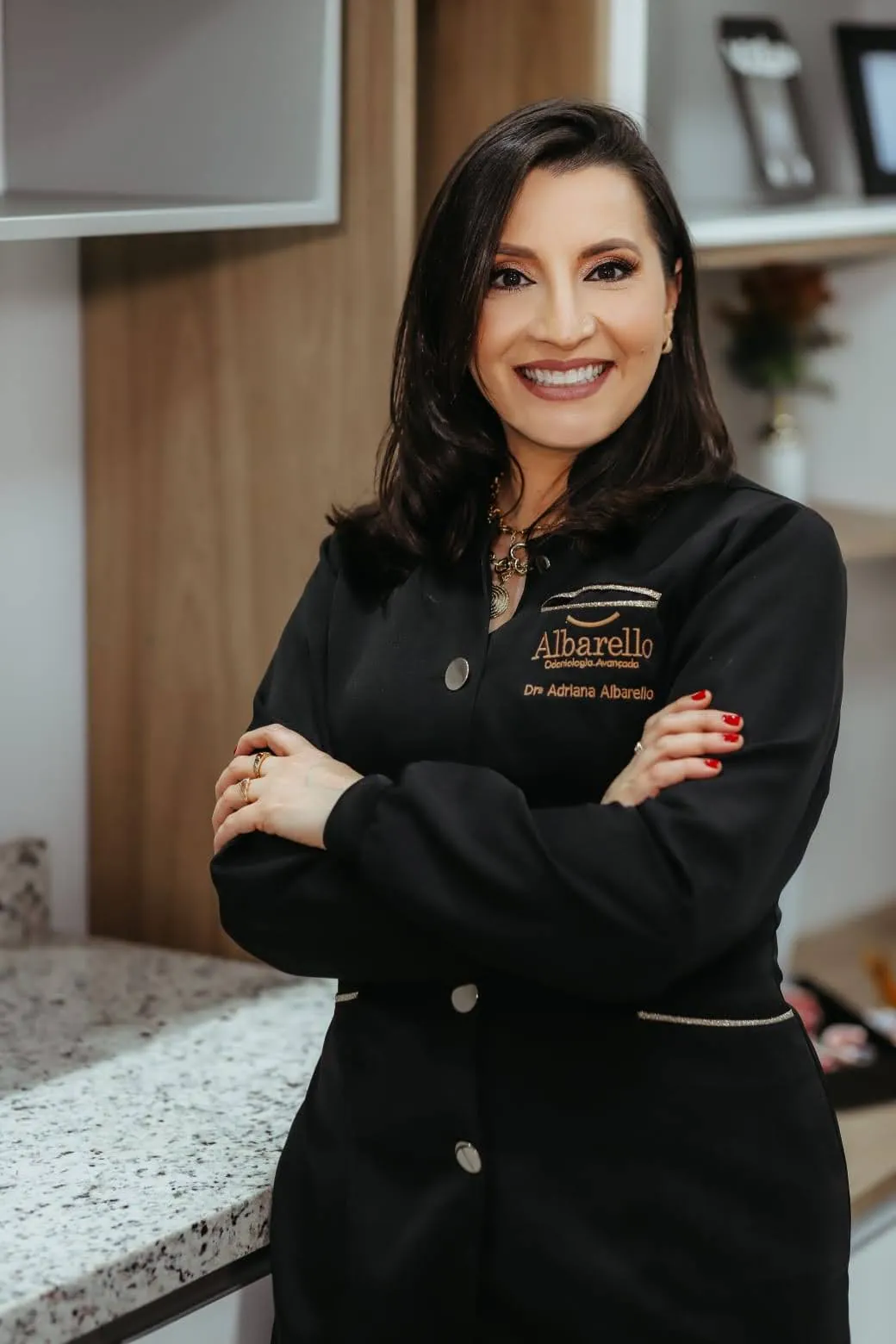 Dra. Adriana Albarello — Albarello Odontologia Avançada, jaleco preto bordado